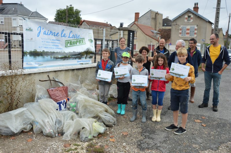 JNLP : Des enfants recevant un diplôme après avoir participé à une journée de ramassage de déchets