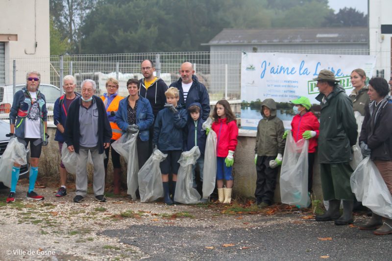 Photo de groupe de participants à l'opération de ramassage de déchets JLNP dans la Loire