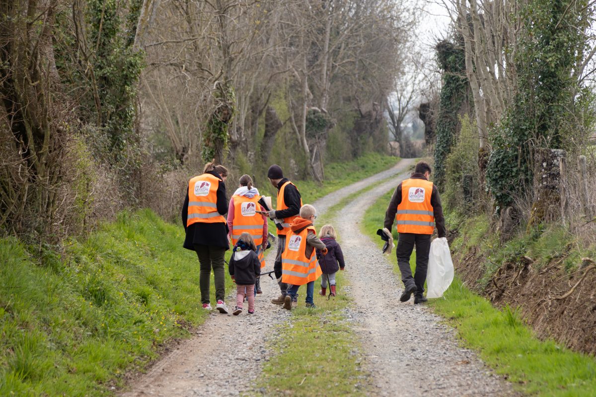 Une famille participant à l'opération j'aime la nature propre: une journée de ramassage de déchets dans la nature