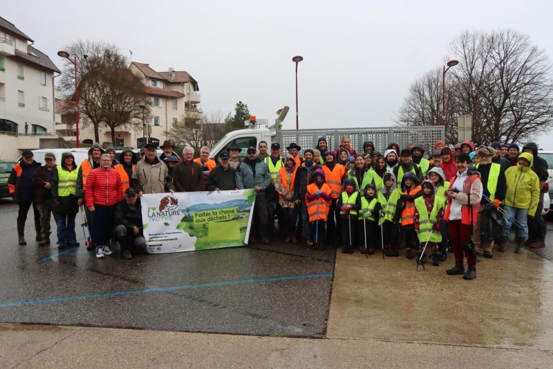 Photo de groupe de participants à l'édition 2023 des journées de collecte de déchets dans la nature : JLNP