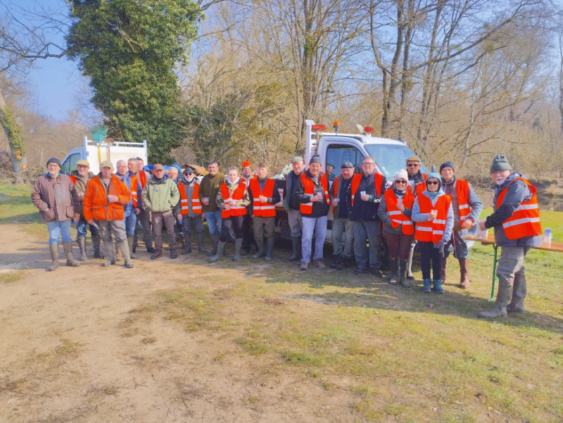 Photo de groupe de participants à l'édition 2023 des journées de collecte de déchets dans la nature