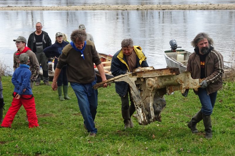 Participants à j'aime la nature propre ramassant un gros déchet dans la nature