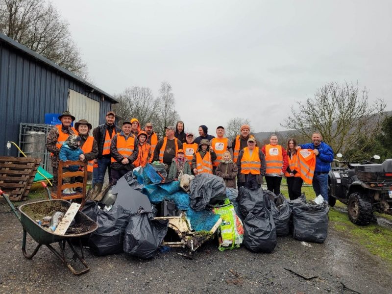 Photo de groupe des participants à j'aime la nature propre 2023 et des déchets qu'ils ont ramassé dans les Ardennes