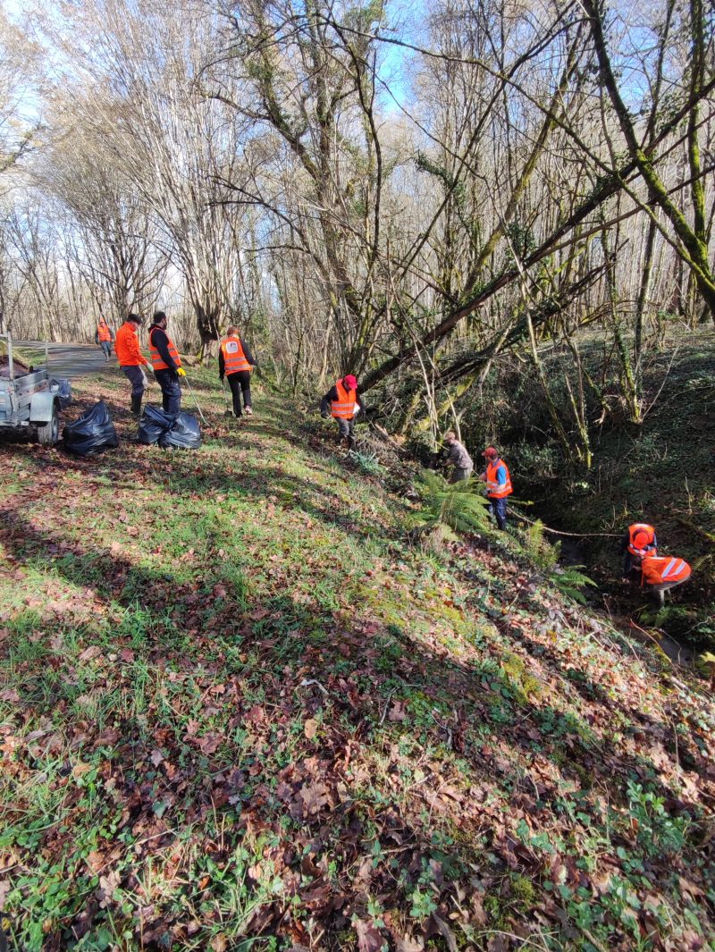 Opération de ramassage de déchets J'aime la nature propre en Gironde