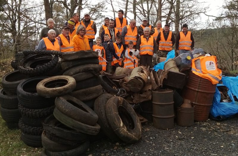 Photo de groupe après avoir ramassé des déchets dans la nature comme des pneus, des futs en Haute Loire