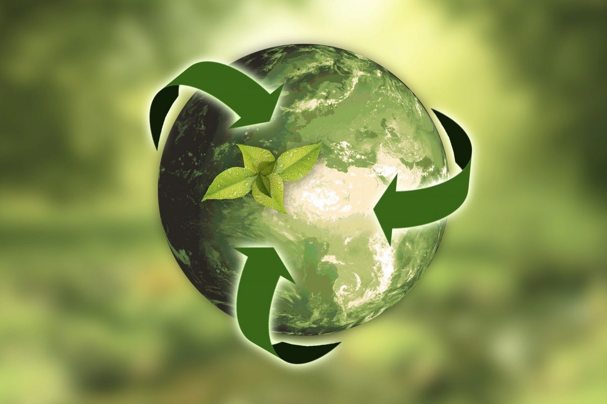 Logo recyclage avec planète terre au milieu