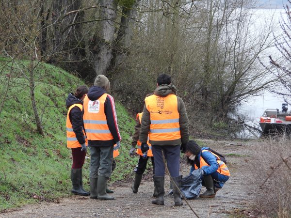 Des participants à l'opération de ramassage des déchets j'aime la nature